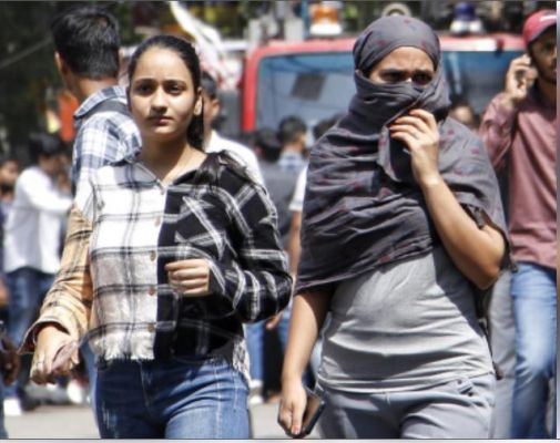 दिल्ली में 47 डिग्री तापमान के बीच डॉक्टरों ने दी सावधानी बरतने की सलाह 