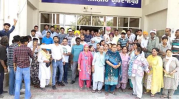गुरदासपुर कांग्रेस प्रत्याशी सुखजिंदर सिंह रंधावा की बढ़ी मुश्किलें, ग्रामीणों ने किया वोट बहिष्कार 