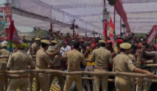 आजमगढ़ में अखिलेश यादव की जनसभा में हंंगामा, पुलिस ने किया लाठीचार्ज 