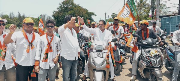 बाइक रैली में मूणत ने जनता से संबित पात्र और जयंत सारंगी के लिए मांगे  वोट