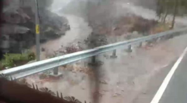 उत्तराखंड : भारी बारिश के कारण अल्मोड़ा में हाईवे पर आया मलबा, दो घंटे यातायात बंद