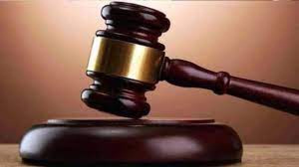 इंदौर में मुकदमा खारिज किए जाने से नाखुश वादी ने न्यायाधीश की ओर जूतों की माला फेंकी