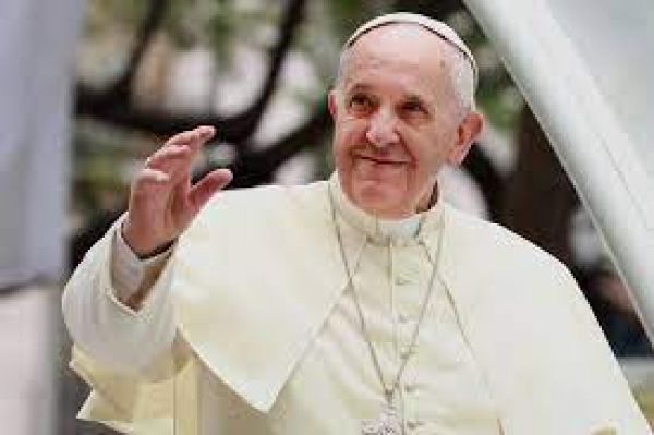पोप फ्रांसिस ने समलैंगिकों पर टिप्पणी के लिए मांगी माफ़ी