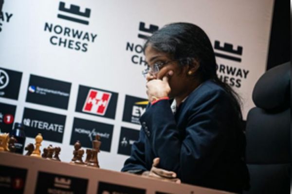नॉर्वे शतरंज: वैशाली ने हम्पी को हराया ; प्रग्नानंदा को डिंग लिरेन से हार मिली
