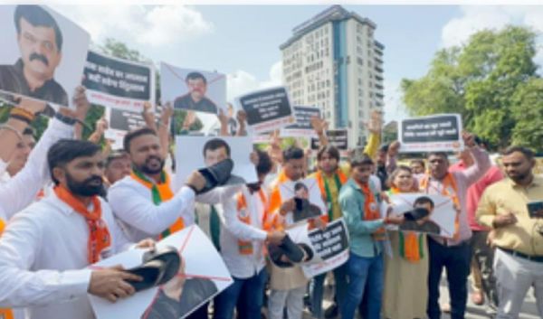 मुंबई में भाजपा कार्यकर्ताओं का विरोध प्रदर्शन, जितेंद्र आव्हाड की तस्वीर को चप्पलों से पीटा 
