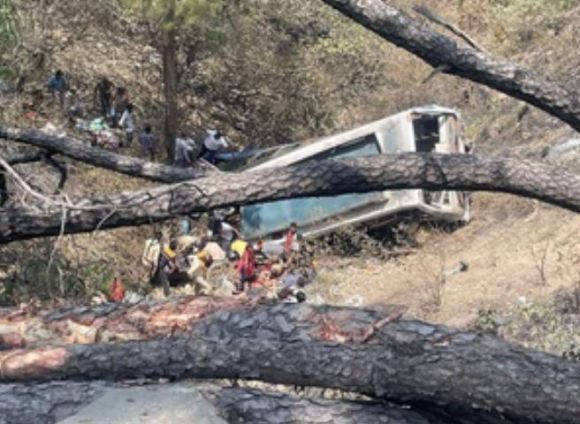 जम्मू-कश्मीर के अखनूर में तीर्थयात्रियों से भरी बस खाई में गिरी, 7 की मौत