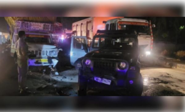 अमेठी में कंटेनर ने रेलवे क्रॉसिंग पर खड़े वाहनों को मारी टक्कर, तीन की मौत