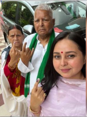 बिहार : बेटी रोहिणी के साथ लालू, राबड़ी ने डाला वोट 