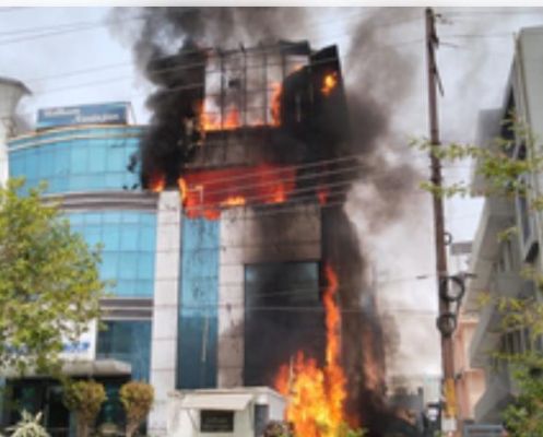 नोएडा की एक बिल्डिंग में लगी भीषण आग, कैंपस में खड़ी कार जलकर राख 