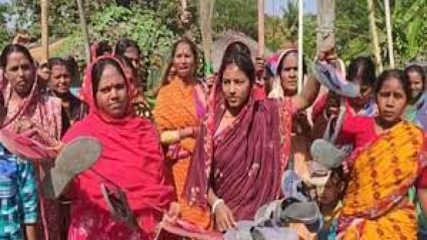 बंगाल के संदेशखालि में महिलाएं पुलिस से भिड़ीं