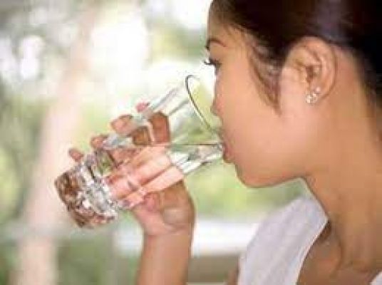 दिमाग के लिए पानी पीना बहुत जरूरी है। बच्चों को कितना पानी पीना चाहिए?