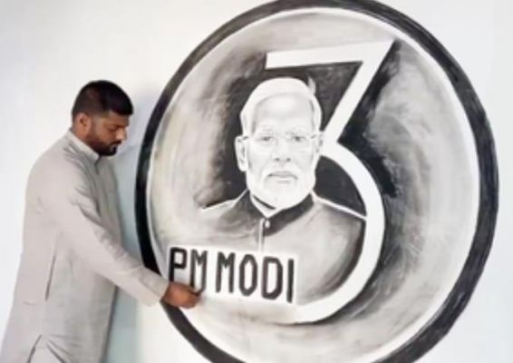 अमरोहा के चित्रकार ने कोयले से बनाई पीएम मोदी की 8 फीट की तस्वीर