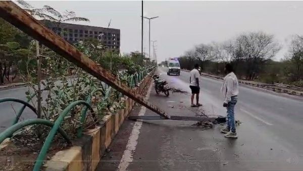 देखें VIDEO: एक्सप्रेस वे में लगे खंबे गिरे