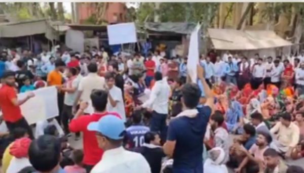 आतंकी हमले में मारे गए चार तीर्थयात्रियों का शव पंहुचा जयपुर, स्थानीय लोगों का धरना-प्रदर्शन जारी 