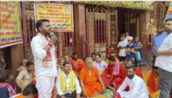 बिहार के बाबा गरीबनाथ मंदिर में न्यास समिति के विरोध में धरना जारी, भक्तों को हो रही परेशानी 