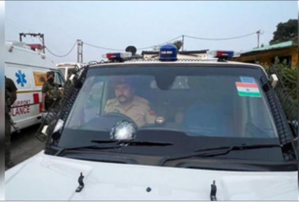 जम्मू के हीरानगर में दो वरिष्ठ पुलिसकर्मियों के वाहनों पर आतंकवादियों ने की गोलीबारी 
