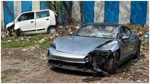 पोर्श कार दुर्घटना: सीसीटीवी फुटेज में अस्पताल कर्मचारी रिश्वत लेता दिखा