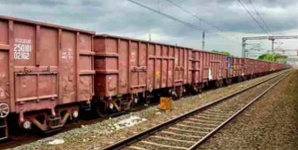जमशेदपुर में दो बच्चों सहित तीन लोगों की ट्रेन से कटकर मौत 