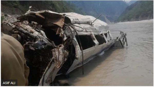 उत्तराखंड में पर्यटकों से भरी ट्रैवलर गाड़ी अलकनंदा नदी में गिरी, 14 लोगों की मौत