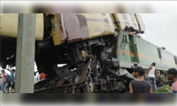 कंचनजंगा एक्सप्रेस हादसे पर रेल मंत्री ने जताया दुख, कई लोग घायल, 5 के मरने की आशंका (लीड-1) 