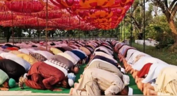 जम्मू-कश्मीर में शांतिपूर्ण ढंग से संपन्न हुई ईद की नमाज 