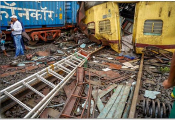 बंगाल में रेल दुर्घटना के बाद लंबी दूरी की नौ ट्रेनों के मार्ग बदले गये 