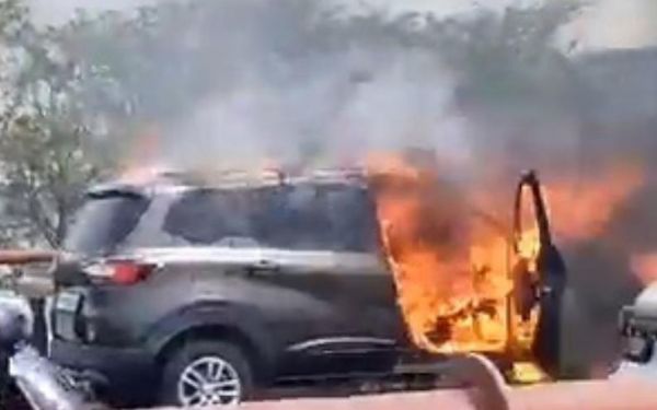 नोएडा में चलती कार में लगी भीषण आग, चालक ने कूदकर बचाई जान 