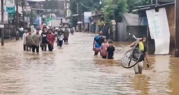 असम में बाढ़ की स्थिति बिगड़ी, एक लाख से अधिक लोग प्रभावित