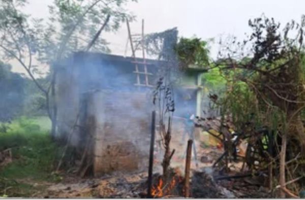 झारखंड में पाकुड़ जिले के गांव पर पश्चिम बंगाल के उपद्रवियों का हमला, फायरिंग और बमबाजी भी हुई 