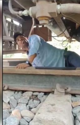 बिहार : पुल पर खराब हुई ट्रेन, जान जोखिम में डालकर लोको पायलट ने की मरम्मत, अब हो रही तारीफ