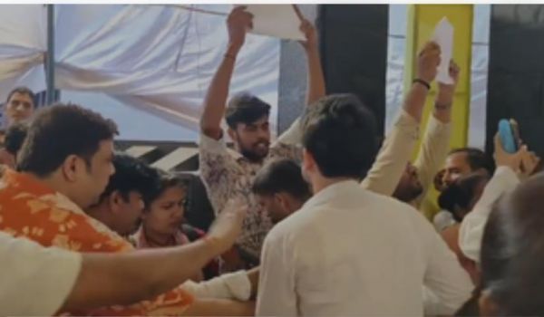 दिल्ली में आतिशी के धरना स्थल पर सिविल डिफेंस कर्मियों का 'हल्लाबोल', नौकरी की मांग को लेकर किया हंगामा 
