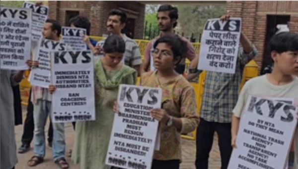 नीट विवाद को लेकर प्रदर्शन कर रहे एनएसयूआई के छात्रों ने की एनटीए को भंग करने की मांग 