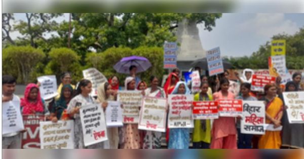 मुजफ्फरपुर में नौकरी के नाम पर लड़कियों के यौन शोषण मामले को लेकर पटना में प्रदर्शन 