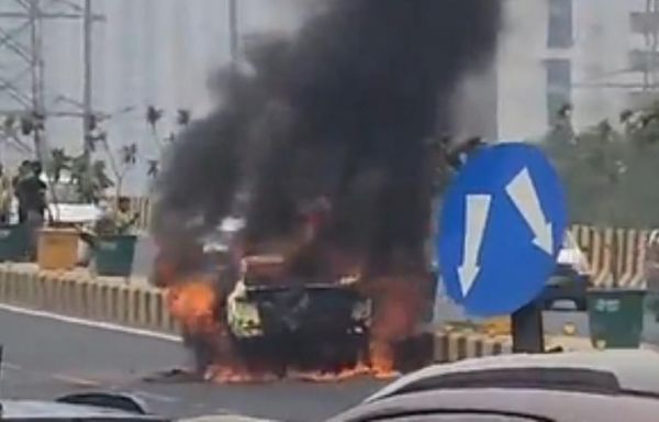 नोएडा में चलती कार में लगी भीषण आग, चालक ने कूदकर बचाई जान 
