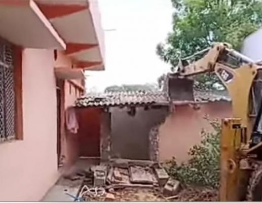 मुरैना में गोवंश हत्या के आरोपियों के मकान पर चला बुलडोजर 