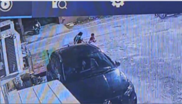 नोएडा में घर के बाहर मां के साथ खेल रही बच्ची को कार ने कुचला, वीडियो आया सामने 