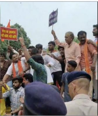 सांसद असदुद्दीन ओवैसी के खिलाफ जंतर-मंतर पर हिंदूवादी संगठनों ने किया प्रदर्शन 