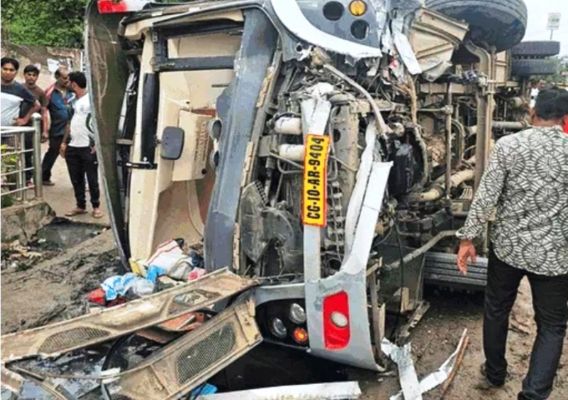 बाइक को बचाने की कोशिश में बस पलटी, नवजात की मौत 30 यात्री घायल