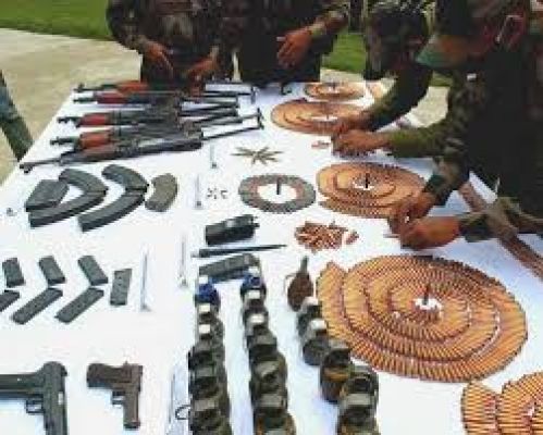 जम्मू-कश्मीर में तलाशी अभियान के दौरान हथियार और गोला-बारूद बरामद
