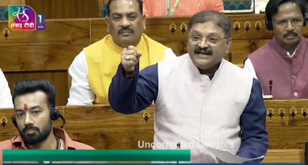 देखें  VIDEO : संसद में  पांडे ने राहुल से पूछा- जो जम्मू कश्मीर में बम फोड़ते रहे वो कौन से समाज से है?