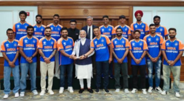 भारतीय टीम से मुलाकात के बाद पीएम मोदी ने शेयर की फोटो, चैपियंस के लिए कही ये बात 