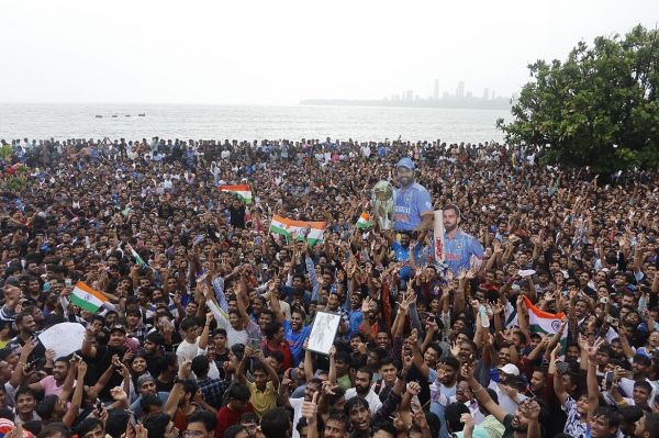 मुंबई में चैंपियन टीम इंडिया के दीदार का फैंस को इंतज़ार, सड़कों पर जुटी भीड़