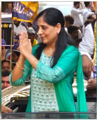 राजनीतिक षड्यंत्र का शिकार हुए केजरीवाल, सुनीता केजरीवाल ने किया दावा 