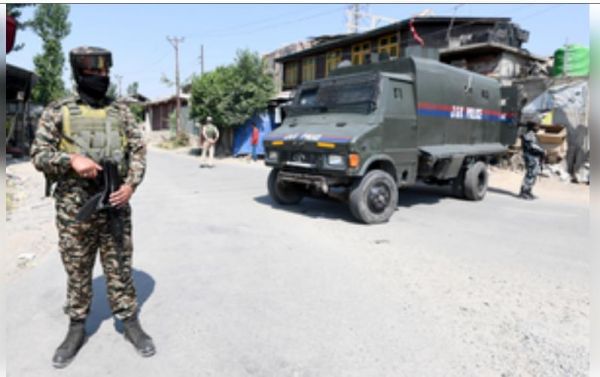 जम्मू-कश्मीर : कुलगाम में मुठभेड़ में चार आतंकवादी ढेर; दो जवान शहीद, ऑपरेशन जारी 