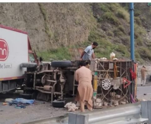 जम्मू-श्रीनगर नेशनल हाईवे पर हादसा, तेज रफ्तार डंपर ने सात वाहनों को मारी टक्कर 