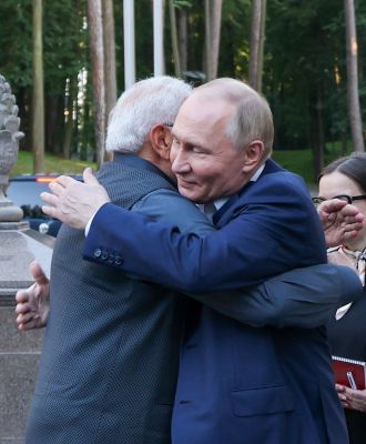 रूस में पीएम मोदी और पुतिन के गले मिलने पर क्यों हो रही है तीखी बहस