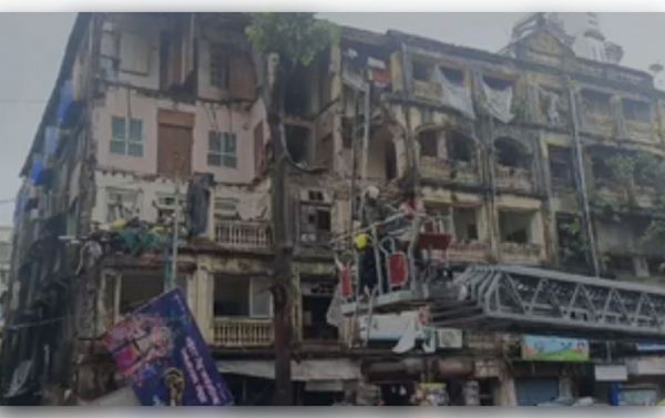 मुंबई में चार मंजिला इमारत का एक हिस्सा ढहा, एक की मौत और चार घायल 