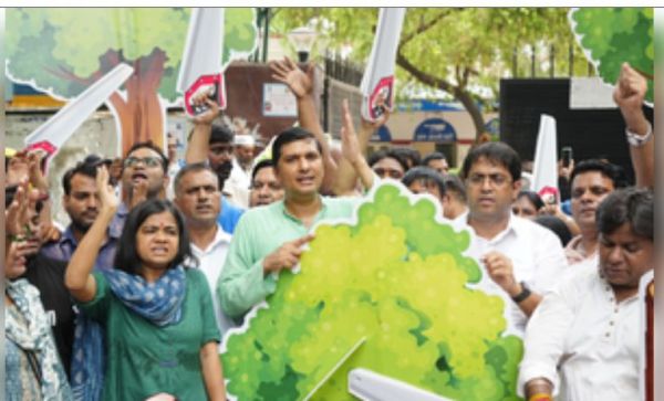 दिल्ली में पेड़ काटने के मामले को लेकर आम आदमी पार्टी का अनोखा प्रदर्शन 