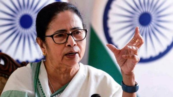 राज्यपाल ने ममता बनर्जी से बांग्लादेश की स्थिति पर राजनीति से प्रेरित टिप्पणी न करने का आग्रह किया