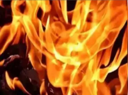 पटना में कार सर्विस सेंटर में लगी आग, कई गाड़ियां जलीं 